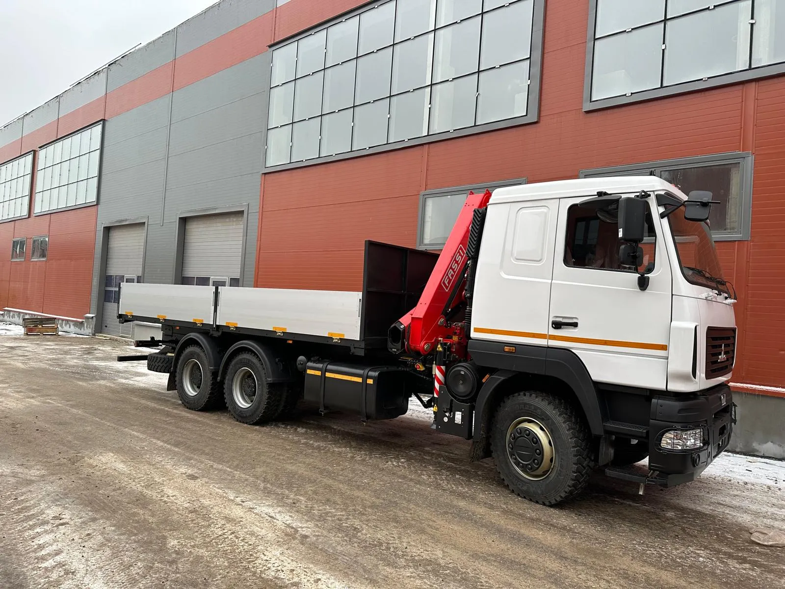 Бортовой грузовик МАЗ 631228-8575-012 с КМУ FASSI
